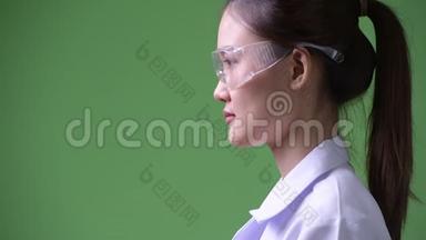 戴防护眼镜的年轻美丽的亚洲女医生简介